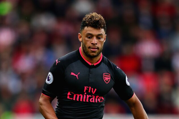 STOKE ON TRENT, ENGLAND - AUGUST 19: Alex Oxlade-Chamberlain of Arsenal in action during the Premier League match between Stoke City and Arsenal at Bet365 Stadium on August 19, 2017 in Stoke on Trent, England.  (Photo by Chris Brunskill Ltd/Getty Images)