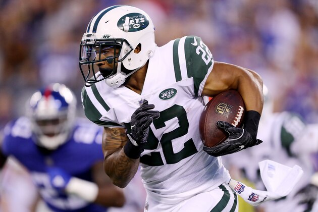EAST RUTHERFORD, NJ - AUGUST 26:  Matt Forte #22 of the New York Jets carries the ball in the first quarter against the New York Giants during a preseason game on August 26, 2017 at MetLife Stadium in East Rutherford, New Jersey  (Photo by Elsa/Getty Images)