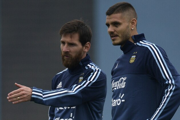 Argentina's forwards Lionel Messi (L) and Mauro Icardi talk during a training session in Ezeiza, Buenos Aires, on August 29, 2017 ahead of their FIFA World Cup qualifier football match against Uruguay. / AFP PHOTO / Juan MABROMATA (Photo credit should read JUAN MABROMATA/AFP/Getty Images) Argentina's forwards Lionel Messi (L) and Mauro Icardi talk during a training session in Ezeiza, Buenos Aires, on August 29, 2017 ahead of their FIFA World Cup qualifier football match against Uruguay. / AFP PHOTO / Juan MABROMATA (Photo credit should read JUAN MABROMATA/AFP/Getty Images)