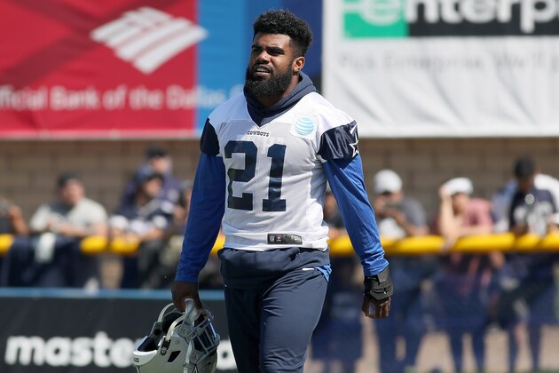 OXNARD, CA - JULY 25:  Ezekiel Elliott #21 of the Dallas Cowboys is seen during afternoon practice on July 25, 2017 in Oxnard, California.  (Photo by Josh Lefkowitz/Getty Images)