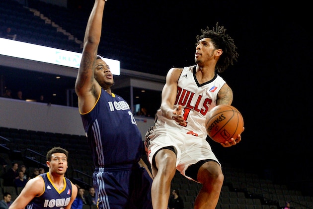 HOFFMAN ESTATES, IL - MARCH 23:  Cameron Payne #1 of the Windy City Bulls drives to the basket against the Iowa Energy on March 23, 2017 at the Sears Centre Arena in Hoffman Estates, Illinois. NOTE TO USER: User expressly acknowledges and agrees that, by downloading and or using this photograph, User is consenting to the terms and conditions of the Getty Images License Agreement. Mandatory Copyright Notice: Copyright 2017 NBAE (Photo by John L. Alexander/NBAE via Getty Images)