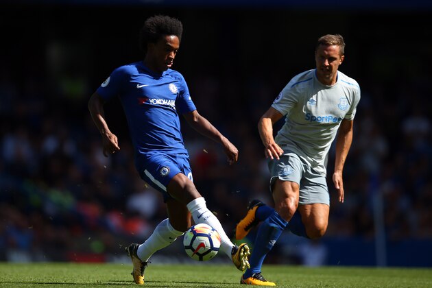 LONDON, ENGLAND - AUGUST 27: Willian of Chelsea during the Premier League match between Chelsea and Everton at Stamford Bridge on August 27, 2017 in London, England. (Photo by Catherine Ivill - AMA/Getty Images)