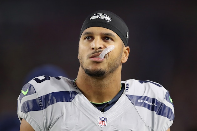 GLENDALE, AZ - OCTOBER 23:  Wide receiver Jermaine Kearse #15 of the Seattle Seahawks on the sidelines during the NFL game against the Arizona Cardinals at the University of Phoenix Stadium on October 23, 2016 in Glendale, Arizona. The Cardinals and Seahawks tied 6-6.  (Photo by Christian Petersen/Getty Images)