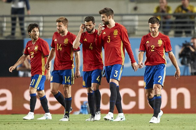 MURCIA, SPAIN - JUNE 07:  David Silva (L)  of Spain celebrates with his teammates after scoring his team first goal during the international friendly match between Spain and Colombia at Nueva Condomina stadium on June 7, 2017 in Murcia, Spain.  (Photo by fotopress/Getty Images)