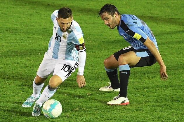 Argentina's Lionel Messi (L) is marked by Uruguay's Alvaro Gonzalez during their 2018 World Cup qualifier football match in Montevideo, on August 31, 2017. / AFP PHOTO / Pablo PORCIUNCULA BRUNE        (Photo credit should read PABLO PORCIUNCULA BRUNE/AFP/Getty Images)