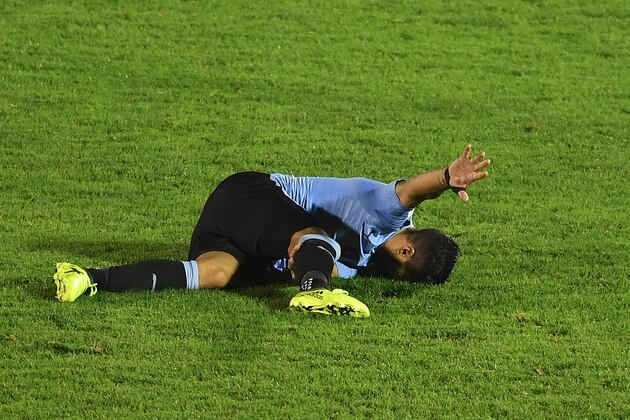 Uruguay's Luis Suarez gestures in pain on the ground during the 2018 World Cup qualifier football match against Argentina in Montevideo, on August 31, 2017. / AFP PHOTO / Pablo PORCIUNCULA BRUNE        (Photo credit should read PABLO PORCIUNCULA BRUNE/AFP/Getty Images)
