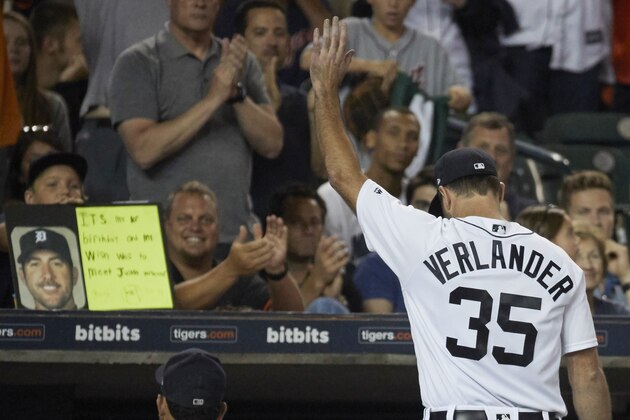 Aug 9, 2017; Detroit, MI, USA; Detroit Tigers starting pitcher Justin Verlander (35) waves to the crowd as he walks off the field after the eighth inning against the Pittsburgh Pirates at Comerica Park. Mandatory Credit: Rick Osentoski-USA TODAY Sports
