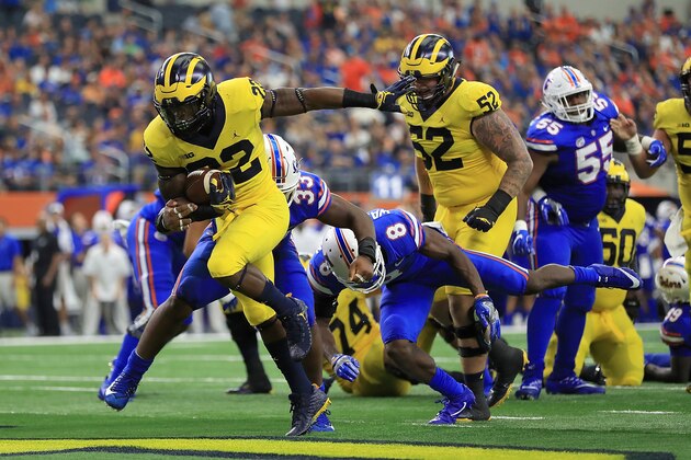 ARLINGTON, TX - SEPTEMBER 02:  Karan Higdon #22 of the Michigan Wolverines scores a third quarter touchdown against the Florida Gators at AT&T Stadium on September 2, 2017 in Arlington, Texas.  (Photo by Ronald Martinez/Getty Images)