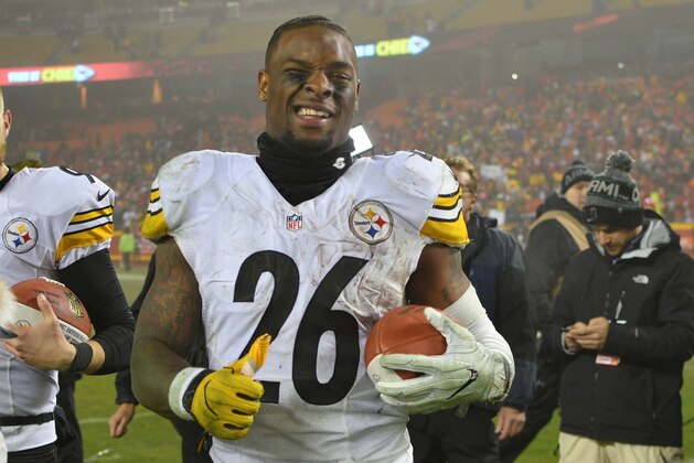 Jan 15, 2017; Kansas City, MO, USA; Pittsburgh Steelers running back Le'Veon Bell (26) smiles for the camera after the game against the Kansas City Chiefs in the AFC Divisional playoff game at Arrowhead Stadium. Pittsburgh won 18-16. Mandatory Credit: Denny Medley-USA TODAY Sports