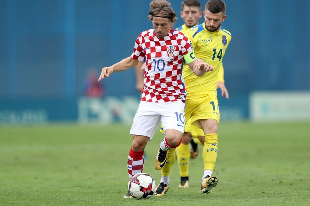 Croatia's Luka Modric (L) outruns Kosovo's Valon Berisha (R) during the FIFA World Cup 2018 qualification football match between Croatia and Kosovo in Zagreb on September 3, 2017. 
Yesterday's match was abandoned due to heavy rain and will continue today from 21 minute of game. / AFP PHOTO / STRINGER        (Photo credit should read STRINGER/AFP/Getty Images)
