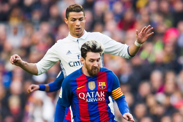BARCELONA, SPAIN - DECEMBER 03:  Lionel Messi of FC Barcelona conducts the ball next to Cristiano Ronaldo of Real Madrid CF during the La Liga match between FC Barcelona and Real Madrid CF at Camp Nou stadium on December 3, 2016 in Barcelona, Spain.  (Photo by Alex Caparros/Getty Images)