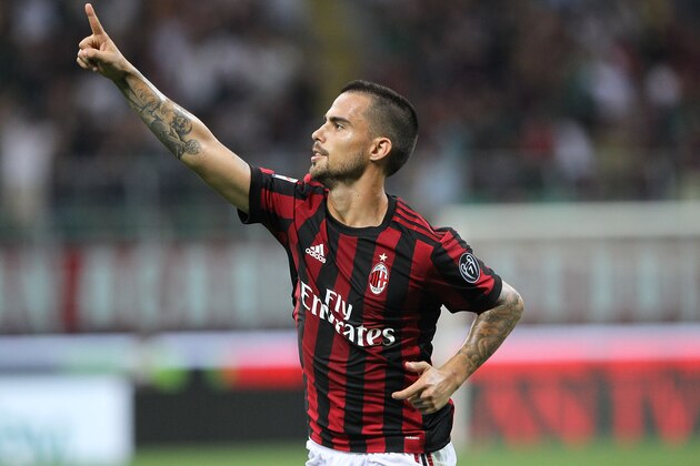 MILAN, ITALY - AUGUST 27:  Fernandez Suso of AC Milan celebrates his goal during the Serie A match between AC Milan and Cagliari Calcio at Stadio Giuseppe Meazza on August 27, 2017 in Milan, Italy.  (Photo by Marco Luzzani/Getty Images)