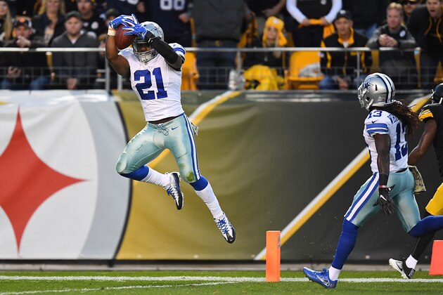 PITTSBURGH, PA - NOVEMBER 13:  Ezekiel Elliott #21 of the Dallas Cowboys jumps into the end zone for an 83 yard touchdown reception in the first quarter during the game against the Pittsburgh Steelers at Heinz Field on November 13, 2016 in Pittsburgh, Pennsylvania. (Photo by Joe Sargent/Getty Images)