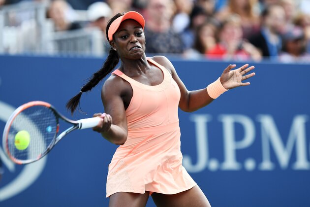 Sloane Stephens of the US returns the ball to Germany's Julia Goerges during their 2017 US Open Women's Singles match at the USTA Billie Jean King National Tennis Center in New York on September 3, 2017.
Stephens won the match 6-3, 3-6, 6-1.  / AFP PHOTO / Jewel SAMAD        (Photo credit should read JEWEL SAMAD/AFP/Getty Images)
