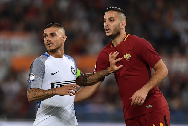 ROME, ITALY - AUGUST 26:  Mauro Manuel Icardi of FC Internazionale and Kostas Manolas of AS Roma in action during the Serie A match between AS Roma and FC Internazionale at Stadio Olimpico on August 26, 2017 in Rome, Italy.  (Photo by Giuseppe Bellini/Getty Images)