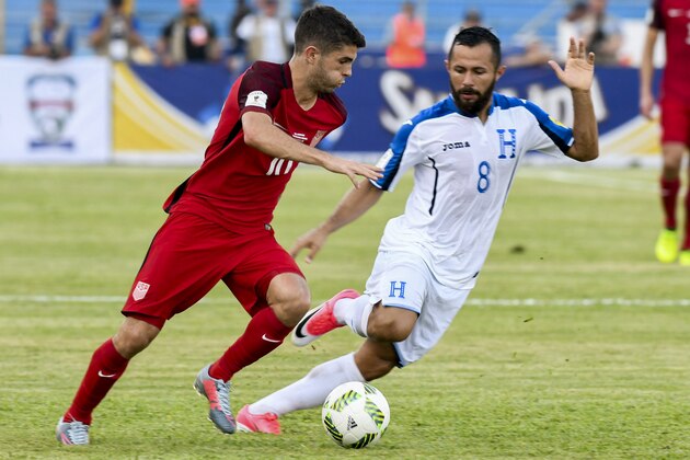 USA's Christian Pulisic (L) is marked by Honduras' Alfredo Mejia during their 2018 World Cup qualifier football match in San Pedro Sula, Honduras, on September 5, 2017. / AFP PHOTO / Orlando SIERRA        (Photo credit should read ORLANDO SIERRA/AFP/Getty Images)
