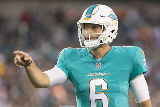 PHILADELPHIA, PA - AUGUST 24: Jay Cutler #6 of the Miami Dolphins plays against the Philadelphia Eagles in the preseason game at Lincoln Financial Field on August 24, 2017 in Philadelphia, Pennsylvania. The Eagles defeated the Dolphins 38-31. (Photo by Mitchell Leff/Getty Images)