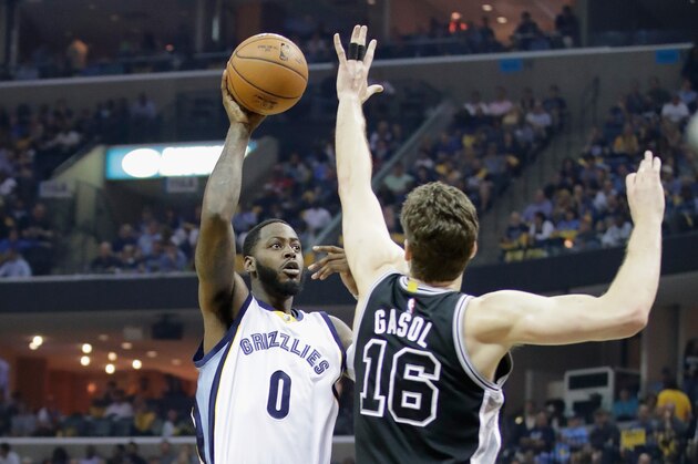 MEMPHIS, TN - APRIL 20:  JaMychal Green #0 of the Memphis Grizzlies shoots the ball against the  San Antonio Spurs in game three of the Western Conference Quarterfinals during the 2017 NBA Playoffs at FedExForum on April 20, 2017 in Memphis, Tennessee.   NOTE TO USER: User expressly acknowledges and agrees that, by downloading and or using this photograph, User is consenting to the terms and conditions of the Getty Images License Agreement  (Photo by Andy Lyons/Getty Images)