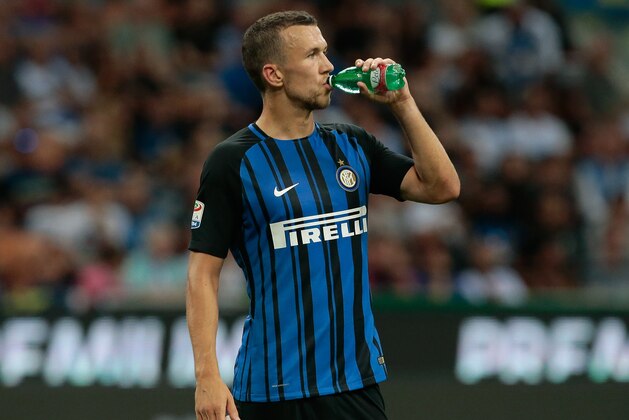 MILAN, ITALY - AUGUST 20:  Ivan Perisic of FC Internazionale Milano drinks a bottle of water during the Serie A match between FC Internazionale and ACF Fiorentina at Stadio Giuseppe Meazza on August 20, 2017 in Milan, Italy.  (Photo by Emilio Andreoli/Getty Images)
