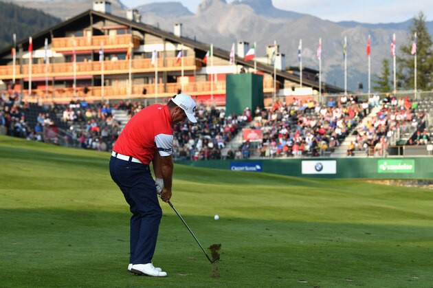 CRANS-MONTANA, SWITZERLAND - SEPTEMBER 08: Scott Hend of Australia plays an approach shot on the 18th  during Day Two of the 2017 Omega European Masters at Crans-sur-Sierre Golf Club on September 8, 2017 in Crans-Montana, Switzerland.  (Photo by Stuart Franklin/Getty Images)