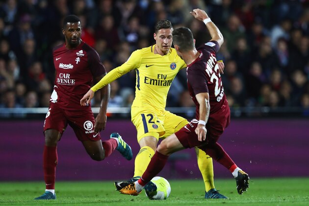 METZ, FRANCE - SEPTEMBER 08:  Julian Draxler of Paris Saint-Germain Football Club or PSG battles for the ball with Cafu and Chris Philipps of Metz FC during the Ligue 1 match between Metz and Paris Saint Germain or PSG held at Stade Saint-Symphorien  on September 8, 2017 in Metz, France.  (Photo by Dean Mouhtaropoulos/Getty Images)