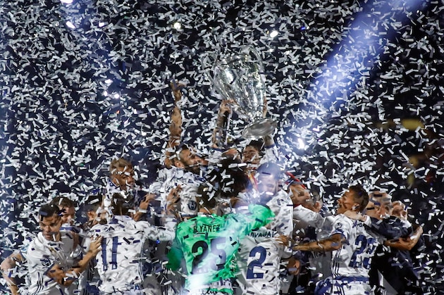 Real Madrid's team players celebrate with the trophy under confetti during a celebration event held at the Santiago Bernabeu stadium after the team won the the UEFA Champions League football match final Juventus vs Real Madrid CF held at the National Stadium of Wales in Cardiff on June 3, 2017. / AFP PHOTO / OSCAR DEL POZO        (Photo credit should read OSCAR DEL POZO/AFP/Getty Images)