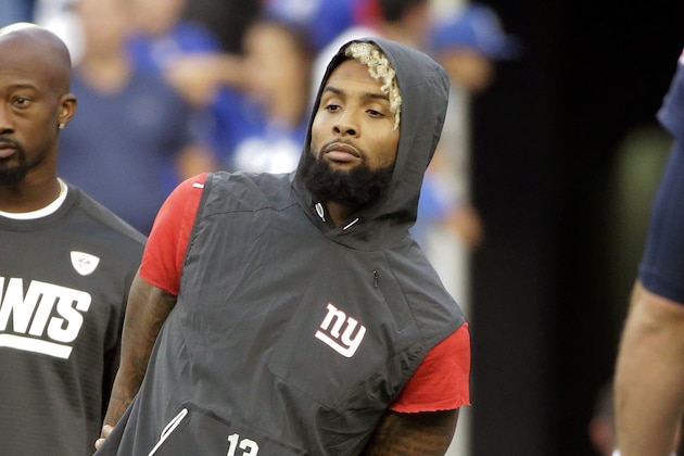 El wide receiver de los Giants, Odell Beckham Jr., observa a sus compañeros calentar antes de un partido de pretemporada de la NFL el jueves, 31 de agosto de 2017, en Foxborough, Massachusetts. (AP Foto/Steven Senne)