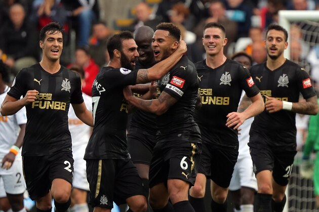 SWANSEA, WALES - SEPTEMBER 10: Jamaal Lascelles of Newcastle United (C) celebrates his goal with team mates during the Premier League match between Swansea City and Newcastle United at The Liberty Stadium on September 10, 2017 in Swansea, Wales. (Photo by Athena Pictures/Getty Images)
