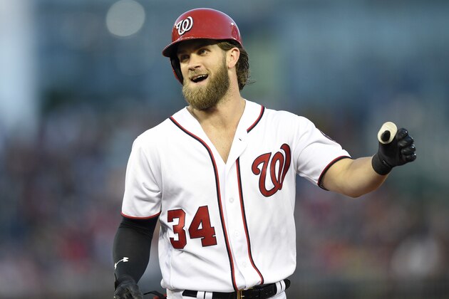 Bryce Harper, de los Nacionales de Washington, se lamenta después de batear un elevado en la cuarta entrada del juego ante los Cerveceros de Milwaukee l miércoles 26 de julio de 2017 en Washington. (AP Foto/Nick Wass)