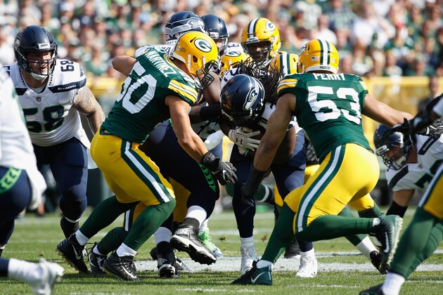 GREEN BAY, WI - SEPTEMBER 10:  The Green Bay Packers defense attempts to tackle Eddie Lacy #27 of the Seattle Seahawks during the first half at Lambeau Field on September 10, 2017 in Green Bay, Wisconsin.  (Photo by Joe Robbins/Getty Images)