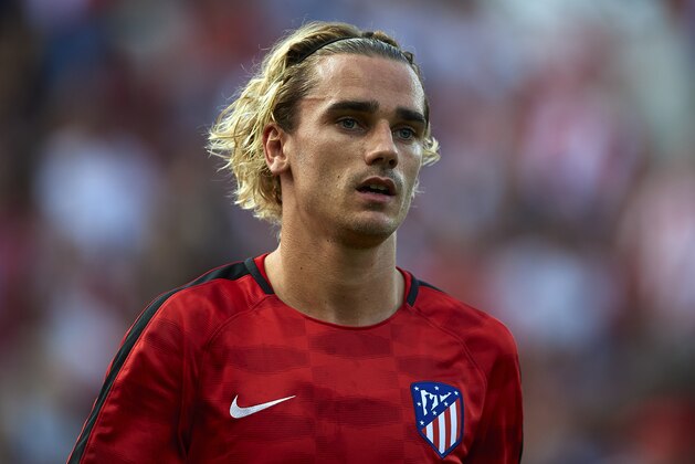 GIRONA, SPAIN - AUGUST 19:  Antoine Griezmann of Atletico de Madrid looks on prior to the La Liga match between Girona and Atletico de Madrid at Municipal de Montilivi Stadium on August 19, 2017 in Girona, Spain.  (Photo by Manuel Queimadelos Alonso/Getty Images)