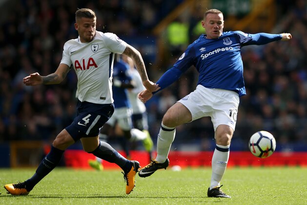 LIVERPOOL, ENGLAND - SEPTEMBER 09: Toby Alderweireld of Tottenham Hotspur puts pressure on Wayne Rooney of Everton during the Premier League match between Everton and Tottenham Hotspur at Goodison Park on September 9, 2017 in Liverpool, England.  (Photo by Jan Kruger/Getty Images)