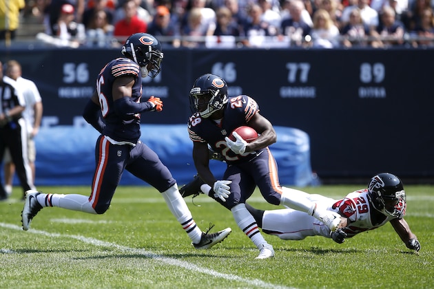 CHICAGO, IL - SEPTEMBER 10: Tarik Cohen #29 of the Chicago Bears carries the football past C.J. Goodwin #29 of the Atlanta Falcons in the first quarter at Soldier Field on September 10, 2017 in Chicago, Illinois. (Photo by Kena Krutsinger/Getty Images)