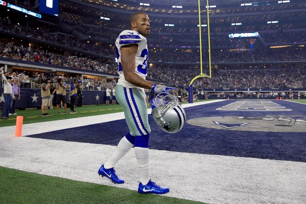 ARLINGTON, TX - SEPTEMBER 10: Orlando Scandrick #32 of the Dallas Cowboys walks to the locker room after being injured on a play against the New York Giants in the first half at AT&T Stadium on September 10, 2017 in Arlington, Texas.  (Photo by Tom Pennington/Getty Images)