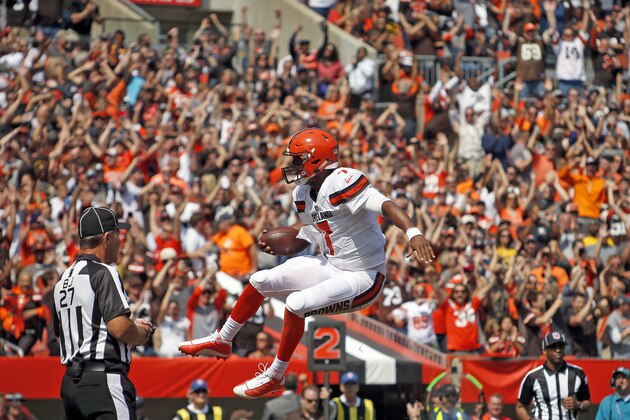 CLEVELAND, OH - SEPTEMBER 10:  DeShone Kizer #7 of the Cleveland Browns celebrates after rushing for a touchdown in the first half against the Pittsburgh Steelers at FirstEnergy Stadium on September 10, 2017 in Cleveland, Ohio. (Photo by Justin K. Aller/Getty Images)