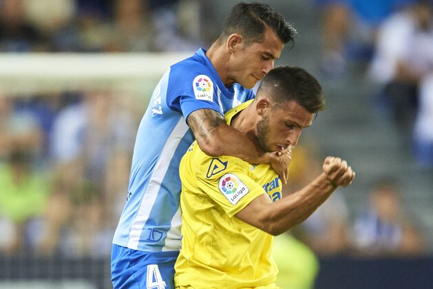 MALAGA, SPAIN - SEPTEMBER 11:  Luis Hernandez of Malaga CF (R) competes for the ball with Jonathan Calleri of Union Deportiva Las Palmas (L) during the La Liga match between Malaga and Las Palmas at Estadio La Rosaleda on September 11, 2017 in Malaga, .  (Photo by Aitor Alcalde Colomer/Getty Images)