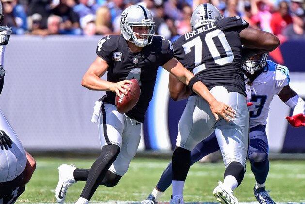 NASHVILLE, TN - SEPTEMBER 10:  Quarterback Derek Carr #4 of the Oakland Raiders plays against the Tennessee Titans at Nissan Stadium on September 10, 2017 in Nashville, Tennessee.  (Photo by Frederick Breedon/Getty Images)