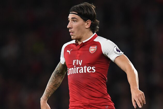 LONDON, ENGLAND - AUGUST 11:  Hector Bellerin of Arsenal runs with the ball during the Premier League match between Arsenal and Leicester City at Emirates Stadium on August 11, 2017 in London, England.  (Photo by Shaun Botterill/Getty Images)