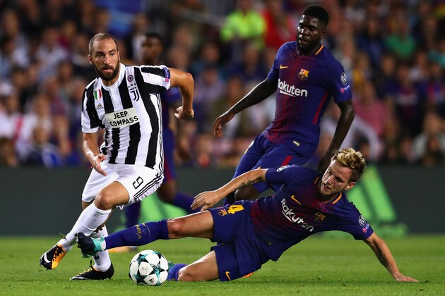 BARCELONA, SPAIN - SEPTEMBER 12: Gonzalo Higuain of Juventus is tackled by Ivan Rakitic of FC Barcelona during the UEFA Champions League group D match between FC Barcelona and Juventus at Camp Nou on September 12, 2017 in Barcelona, Spain.  (Photo by Chris Brunskill Ltd/Getty Images)