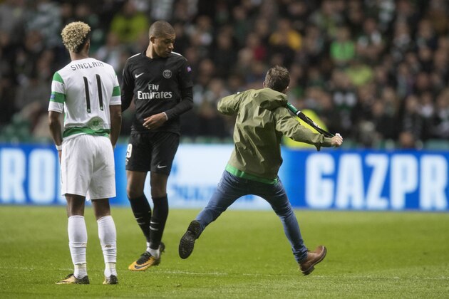 GLASGOW, SCOTLAND - SEPTEMBER 12: Celtic fan ran on the pitch and aimed a kick at Kylian Mbappe of Paris Saint Germain during the UEFA Champions League Match  between Celtic and Paris Saint Germain at Celtic Park Stadium on September 12, 2017 in Glasgow, Scotland. (Photo by Steve Welsh/Getty Images)