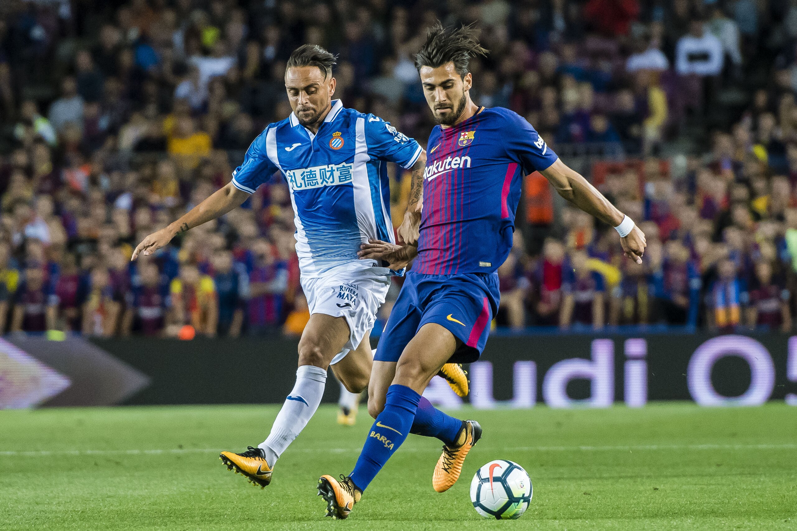 BARCELONA, SPAIN - SEPTEMBER 09: Andre Filipe Tavares Gomes (R) of FC Barcelona fights for the ball with Sergio Garcia de la Fuente (L) of RCD Espanyol during the La Liga match between FC Barcelona vs RCD Espanyol at the Camp Nou on 09 September 2017 in Barcelona, Spain. (Photo by Power Sport Images/Getty Images)