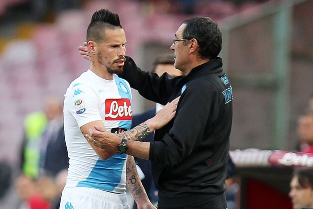 NAPLES, ITALY - MAY 06: Coach of SSC Napoli Maurizio Sarri and player Marek Hamsik during the Serie A match between SSC Napoli and Cagliari Calcio at Stadio San Paolo on May 6, 2017 in Naples, Italy.  (Photo by Francesco Pecoraro/Getty Images)