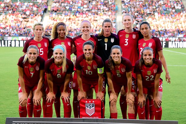 CARSON, CA - AUGUST 03:  The United States women's national team pose for a photo before their match against Japan during the 2017 Tournament Of Nations at StubHub Center on August 3, 2017 in Carson, California.  (Photo by Harry How/Getty Images)