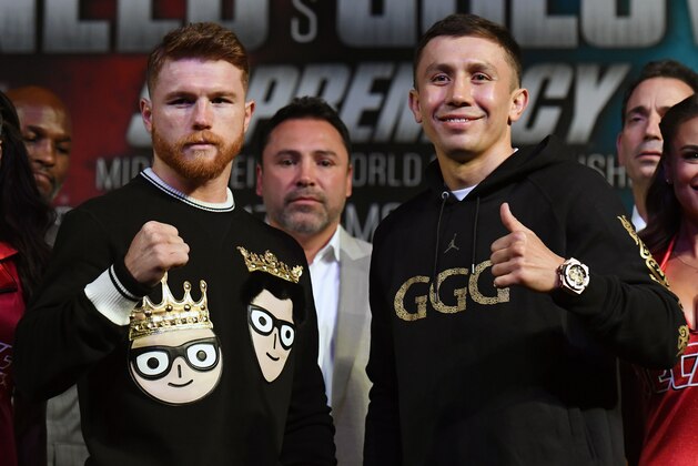 LAS VEGAS, NV - SEPTEMBER 13:  Golden Boy Promotions Chairman and CEO Oscar De La Hoya (C) looks on as Canelo Alvarez (L) and WBC, WBA and IBF middleweight champion Gennady Golovkin pose during a news conference at MGM Grand Hotel & Casino on September 12, 2017 in Las Vegas, Nevada. Golovkin will defend his titles against Alvarez at T-Mobile Arena on September 16 in Las Vegas.  (Photo by Ethan Miller/Getty Images)