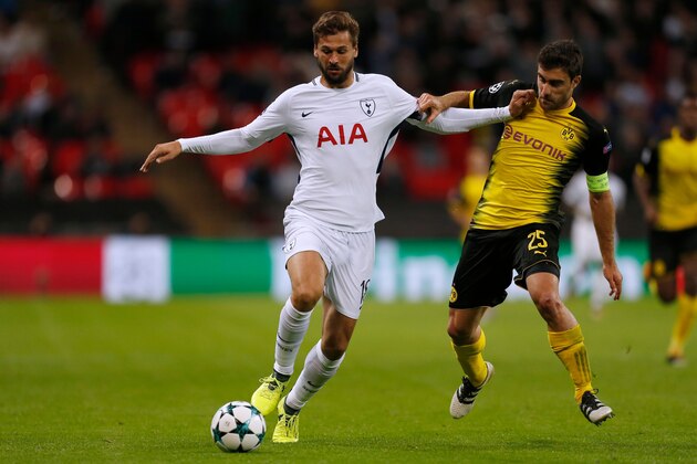 Tottenham Hotspur's Spanish striker Fernando Llorente (L) vies with Borussia Dortmund's Greek defender Sokratis during the UEFA Champions League Group H football match between Tottenham Hotspur and Borussia Dortmund at Wembley Stadium in London, on September 13, 2017.
Tottenham won the game 3-1. / AFP PHOTO / IKIMAGES / Ian KINGTON        (Photo credit should read IAN KINGTON/AFP/Getty Images)