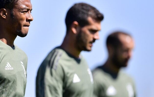 Juventus' midfielder Juan Cuadrado from Colombia (L) takes part in a training session on the eve of the UEFA Champions League football match Barcelona vs Juventus on September 11, 2017 in Vinovo, near Turin. / AFP PHOTO / Marco BERTORELLO        (Photo credit should read MARCO BERTORELLO/AFP/Getty Images)