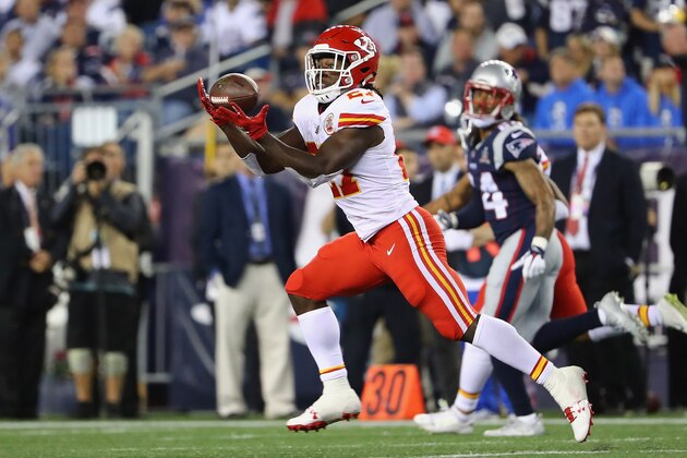 FOXBORO, MA - SEPTEMBER 07:  Kareem Hunt #27 of the Kansas City Chiefs makes a 78-yard touchdown reception during the fourth quarter against the New England Patriots at Gillette Stadium on September 7, 2017 in Foxboro, Massachusetts.  (Photo by Adam Glanzman/Getty Images)