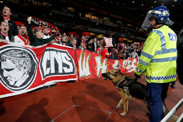 Police inside the stadium keep an eye on Cologne supporters in the stands as the kick off is delayed due to crowd safety issues ahead of the UEFA Europa League Group H football match between Arsenal and FC Cologne at The Emirates Stadium in London on September 14, 2017.
Kick-off in the Europa League match between Arsenal and Cologne at the Emirates Stadium in London on Thursday has been delayed by an hour in the interests of crowd safety, the Premier League club announced. / AFP PHOTO / Adrian DENNIS        (Photo credit should read ADRIAN DENNIS/AFP/Getty Images)
