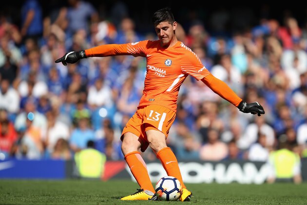 LONDON, ENGLAND - AUGUST 27:  Thibaut Courtois of Chelsea in action during the Premier League match between Chelsea and Everton at Stamford Bridge on August 27, 2017 in London, England.  (Photo by Julian Finney/Getty Images)