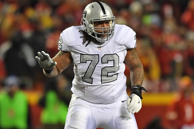 KANSAS CITY, MO - DECEMBER 08:  Offensive tackle Donald Penn #72 of the Oakland Raiders gets set on the line of scrimmage against the Kansas City Chiefs during the first half on December 8, 2016 at Arrowhead Stadium in Kansas City, Missouri.  (Photo by Peter G. Aiken/Getty Images)